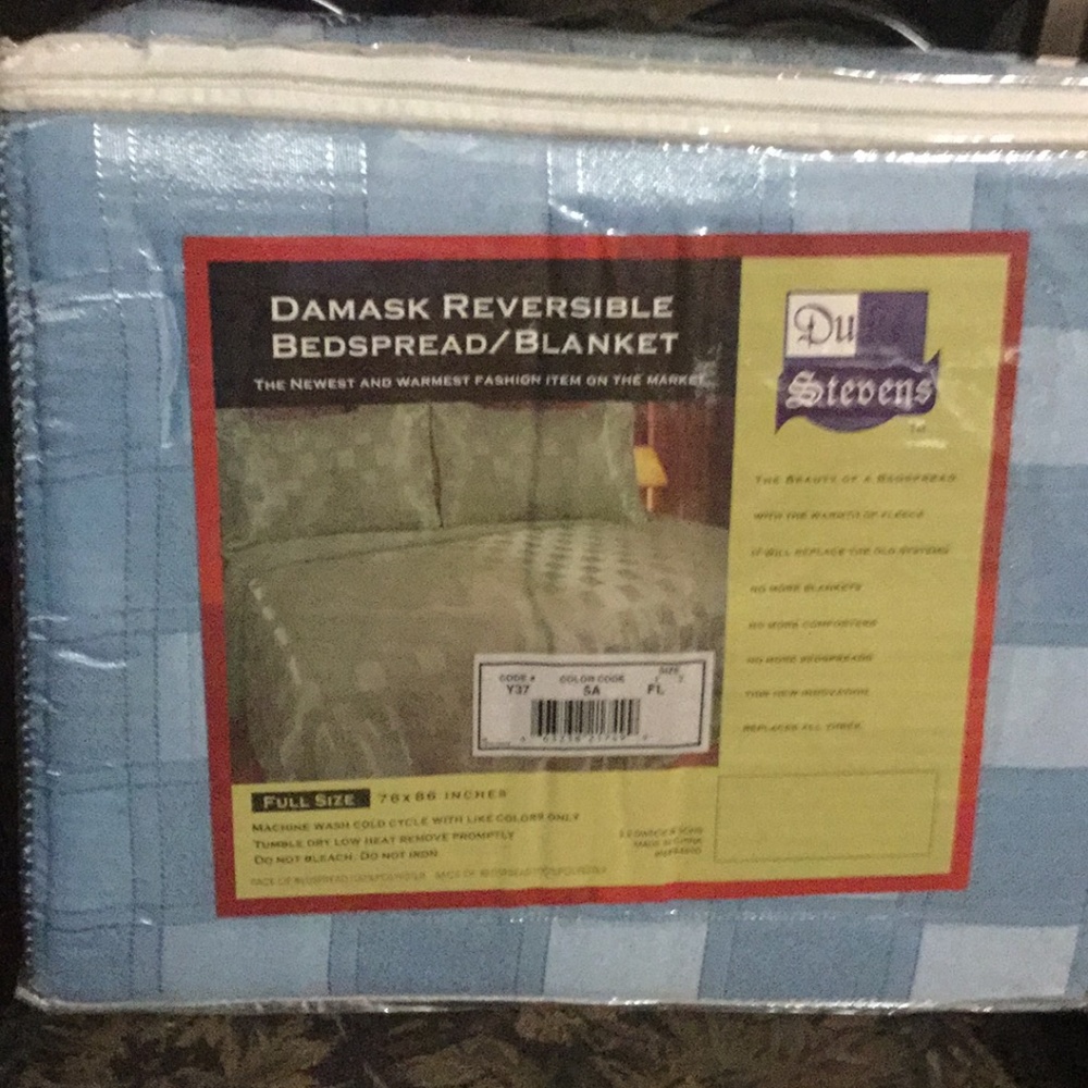 Damask Reversible Bedspread / blanket new in pic